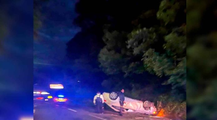 Vuelca auto en el Libramiento Sur de Morelia