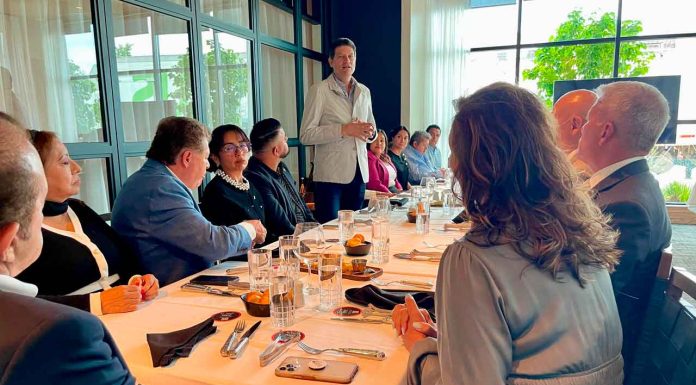 Expone Alfonso Martínez atractivos turísticos y de inversión a empresarios y legisladores de Chicago