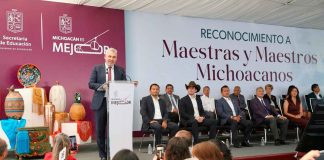 Con los maestros todo; suman más de 90 quincenas de pagos puntuales: Bedolla