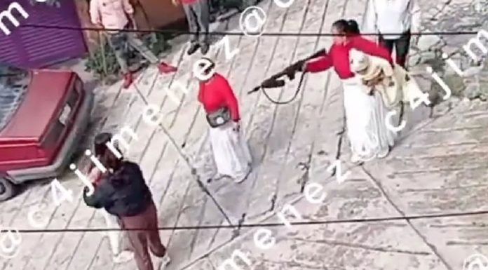 #VIDEO | #México: Con bebé en brazos, mujer apunta con un arma larga durante una riña