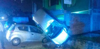 #IMAGENES || Automóvil choca contra poste y vuelca sobre otro auto en la Av. Morelos Norte de Morelia