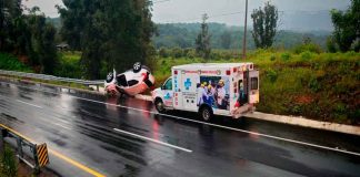 Automóvil vuelca en la Siglo XXI, tramo Pátzcuaro-Uruapan