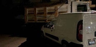 Atacan a balazos a conductor en Jacona; su camioneta choca contra un camión de carga