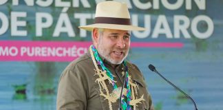 Entrega Bedolla a comunidades certificados de áreas voluntarias para conservar el lago de Pátzcuaro