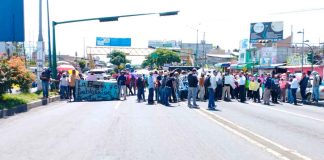 Habitantes de Teremendo bloquean la avenida Madero Poniente