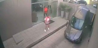 #VIDEO || Insólito accidente en Lomas de Zamora: quiso salir del estacionamiento, no vio la rampa levantada y su auto cayó al suelo