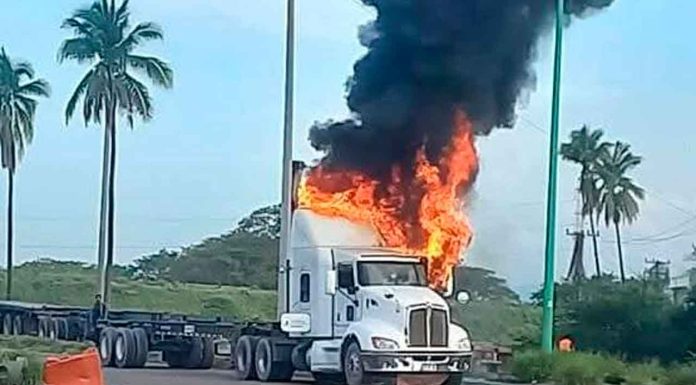 Tractocamión se incendia en patio de maniobras del puerto de LC