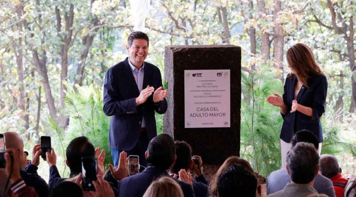 #Imagenes || Alfonso Martínez y Paola Delgadillo colocan la primera piedra de la Casa del Adulto Mayor