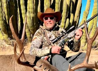 Muere empresario multimillonario tras ser embestido por un búfalo al que intentaba cazar