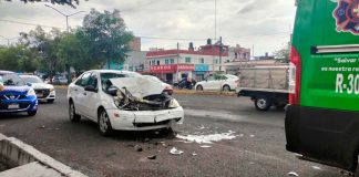 Auto choca contra camión Bimbo en la Av. Décima de Morelia; mujer queda lastimada