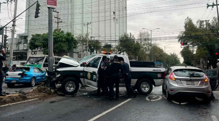 #VIDEO || Patrulla choca a gran velocidad en Iztapalapa; hay varios lesionados