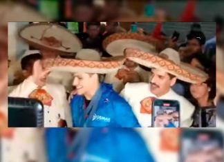 #VIDEO Al ritmo del mariachi, México celebra a Osmar Olvera tras histórico triunfo en clavados