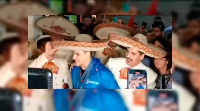 #VIDEO Al ritmo del mariachi, México celebra a Osmar Olvera tras histórico triunfo en clavados