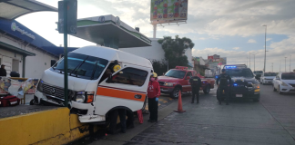 #Imagenes || Combi choca contra banqueta en el Libramiento Oriente de Morelia