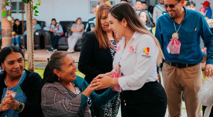 Dayana Pérez celebra a las abuelitas y abuelitos, el corazón de Salvador Escalante