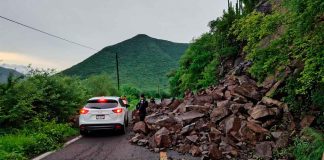 Precaución, se registra deslave en la carretera libre Ario de Rosales – Nueva Italia