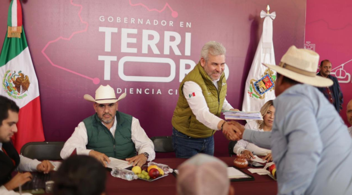 Bedolla revisa propuestas de rehabilitación de caminos rurales en audiencia pública en Acuitzio