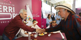 Bedolla lleva audiencia pública a Huiramba; atiende peticiones de agua, campo y obras