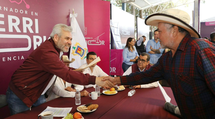 Bedolla lleva audiencia pública a Huiramba; atiende peticiones de agua, campo y obras