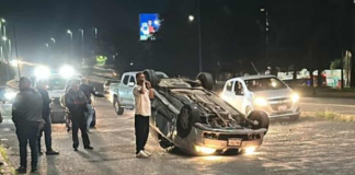 #VIDEO | Vuelca automóvil en cerca de la TAM