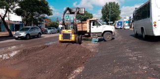 Despliega Secretaría de Servicios Públicos brigadas de limpieza en laterales de salida a Quiroga