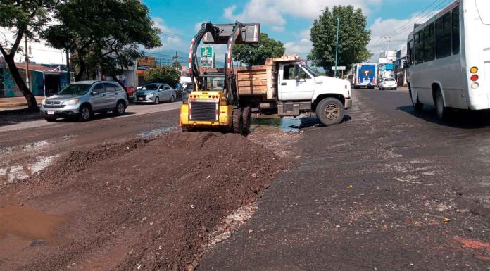 Despliega Secretaría de Servicios Públicos brigadas de limpieza en laterales de salida a Quiroga