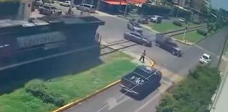 #VIDEO | Revelan imágenes de tren embistiendo varios vehículos en Irapuato; al menos 6 personas murieron