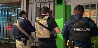 En cateo realizado en la zona purépecha de Michoacán, FGE asegura narcótico, armas, equipo táctico, pólvora y una motocicleta; hay una persona detenida