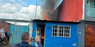 #VIDEO | Voraz incendio consume vivienda en la colonia 19 de Marzo, Uruapan