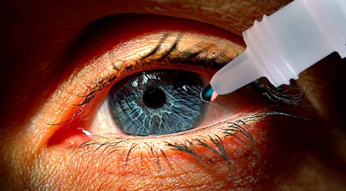 #México: Mujer se confunde y se pone kola loka en lugar de gotas en los ojos; se recupera de una cirugía