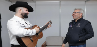 Con guitarra de Paracho recibió Bedolla a Carín León en el Morelos