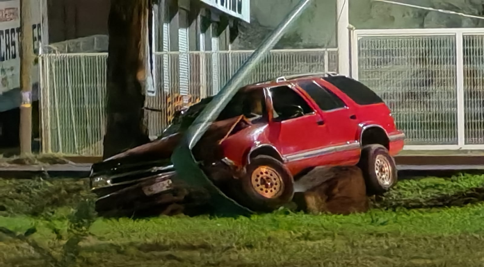 Camioneta choca contra árbol en el Libramiento Norte de Morelia; hay 3 heridos