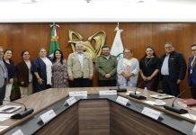 Entrega Bedolla al IMSS, 40 mil firmas en favor del nuevo hospital en Villas del Pedregal