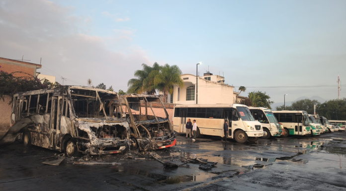 Arden 2 camiones suburbanos en la Terminal Sur de Morelia