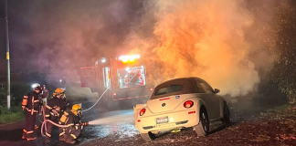 Ocurre incendio de auto en la región de Tacámbaro