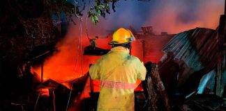 Incendio consume vivienda en la colonia Pénjamo de Apatzingán; no hubo heridos