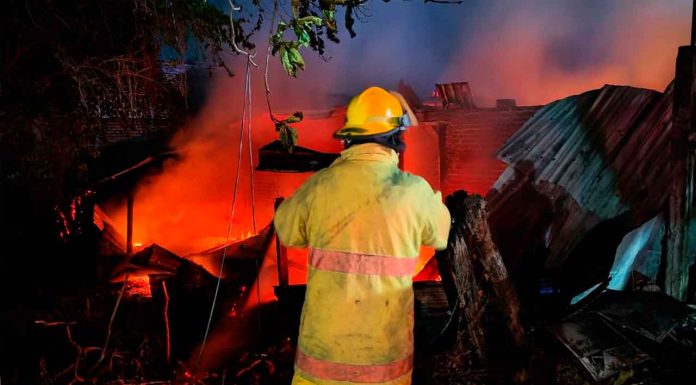 Incendio consume vivienda en la colonia Pénjamo de Apatzingán; no hubo heridos