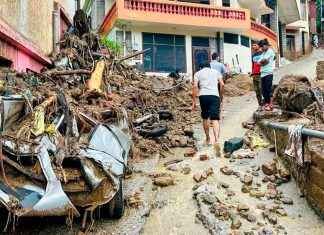 #VIDEO || La montaña ruge: Lluvias monzónicas desatan caos y asombro en Himachal Pradesh, India