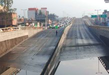 #VIDEO || Policías de Tránsito auxilian a conductor varado por inundación en Circuito Interior