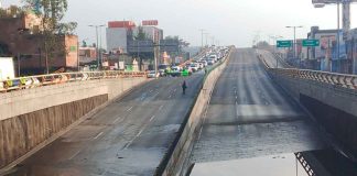 #VIDEO || Policías de Tránsito auxilian a conductor varado por inundación en Circuito Interior