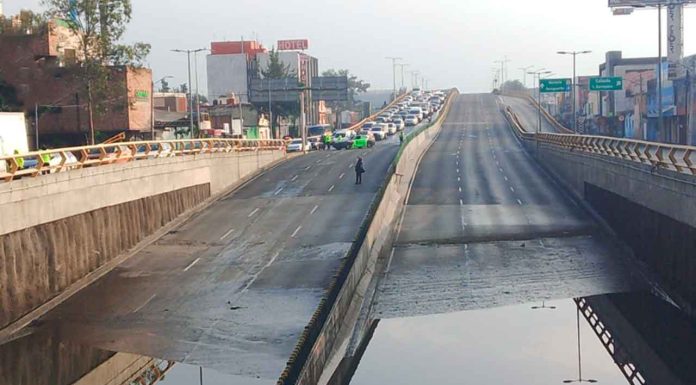 #VIDEO || Policías de Tránsito auxilian a conductor varado por inundación en Circuito Interior