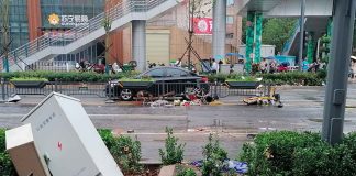 #VIDEO || Zhengzhou bajo el agua: lluvias extremas arrastran autos y personas; la ciudad entra en estado de emergencia