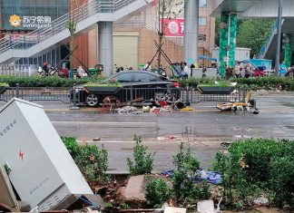 #VIDEO || Zhengzhou bajo el agua: lluvias extremas arrastran autos y personas; la ciudad entra en estado de emergencia