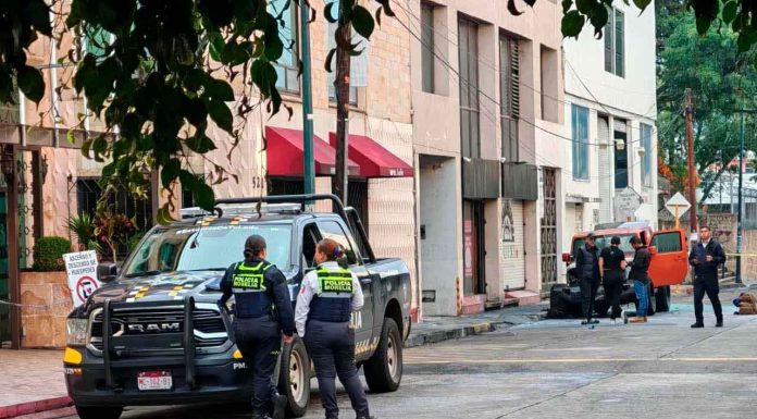 Sujeto quema una Jeep propiedad de Cuixi Panificadora, en Morelia