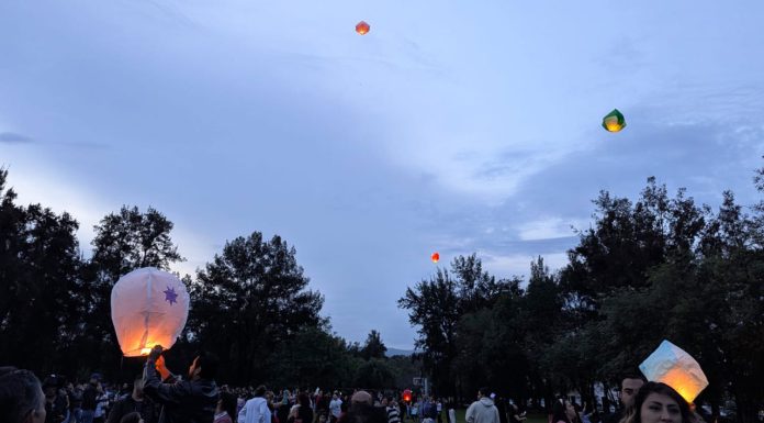 Por 1ª ocasión morelianos disfrutan de elevación de globos de cantoya en la ciudad