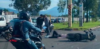 #VIDEO || Mujer resulta gravemente herida tras accidente entre motocicleta y auto en Uruapan