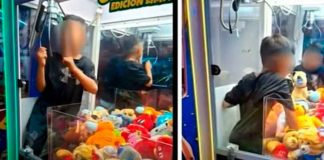 #México: Niño se queda atorado en máquina de peluches mientras intentaba sacar uno