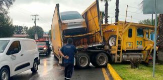 #VIDEO | Tráiler nodriza choca contra camioneta y palmera en el periférico de Morelia