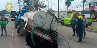 #VIDEO || Oficiales de Tránsito de la SSC retiran vehículo afectado por socavón en Calzada General Ignacio Zaragoza