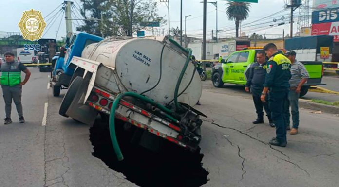 #VIDEO || Oficiales de Tránsito de la SSC retiran vehículo afectado por socavón en Calzada General Ignacio Zaragoza
